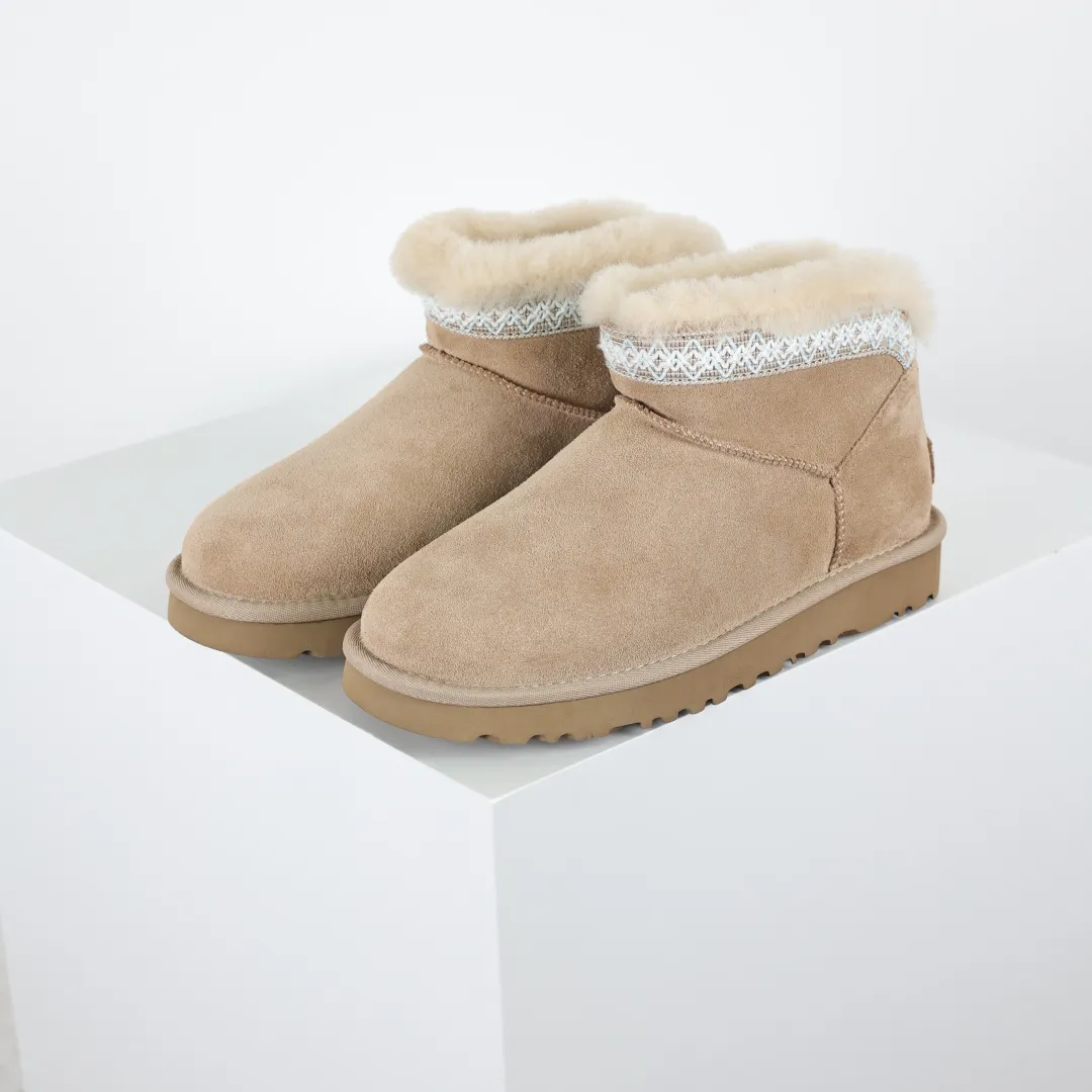 Copywriting price 💰600 The core recommendation is good price. The platform’s foreign trade is exclusively for UGG Classic women’s snow boots 1174496. Produced by the ten-year-old brand shoemaking factory production line. Pay attention to every detail. Longfeng A-grade genuine sheep fur is integrated. It is built in full compliance with the ZP process. Size: 35 36 37 38 39 40